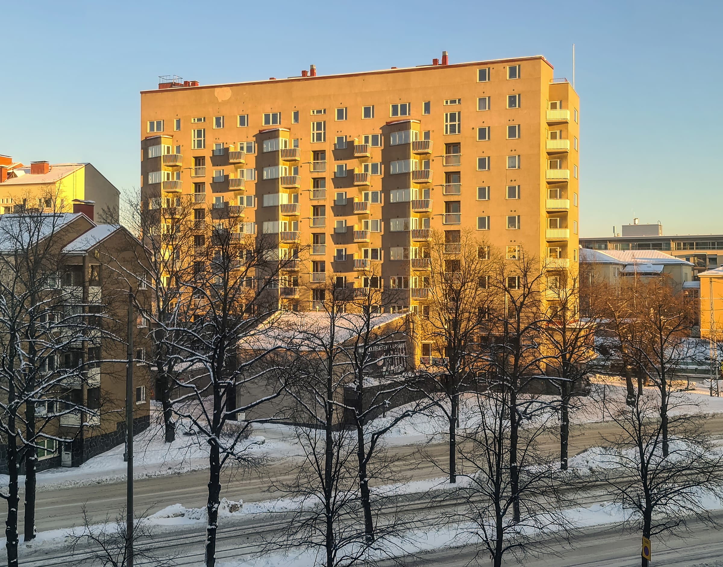 Vuonna 1951 valmistunut kerrostalo Vallilassa Helsingissä matalassa talviauringossa.