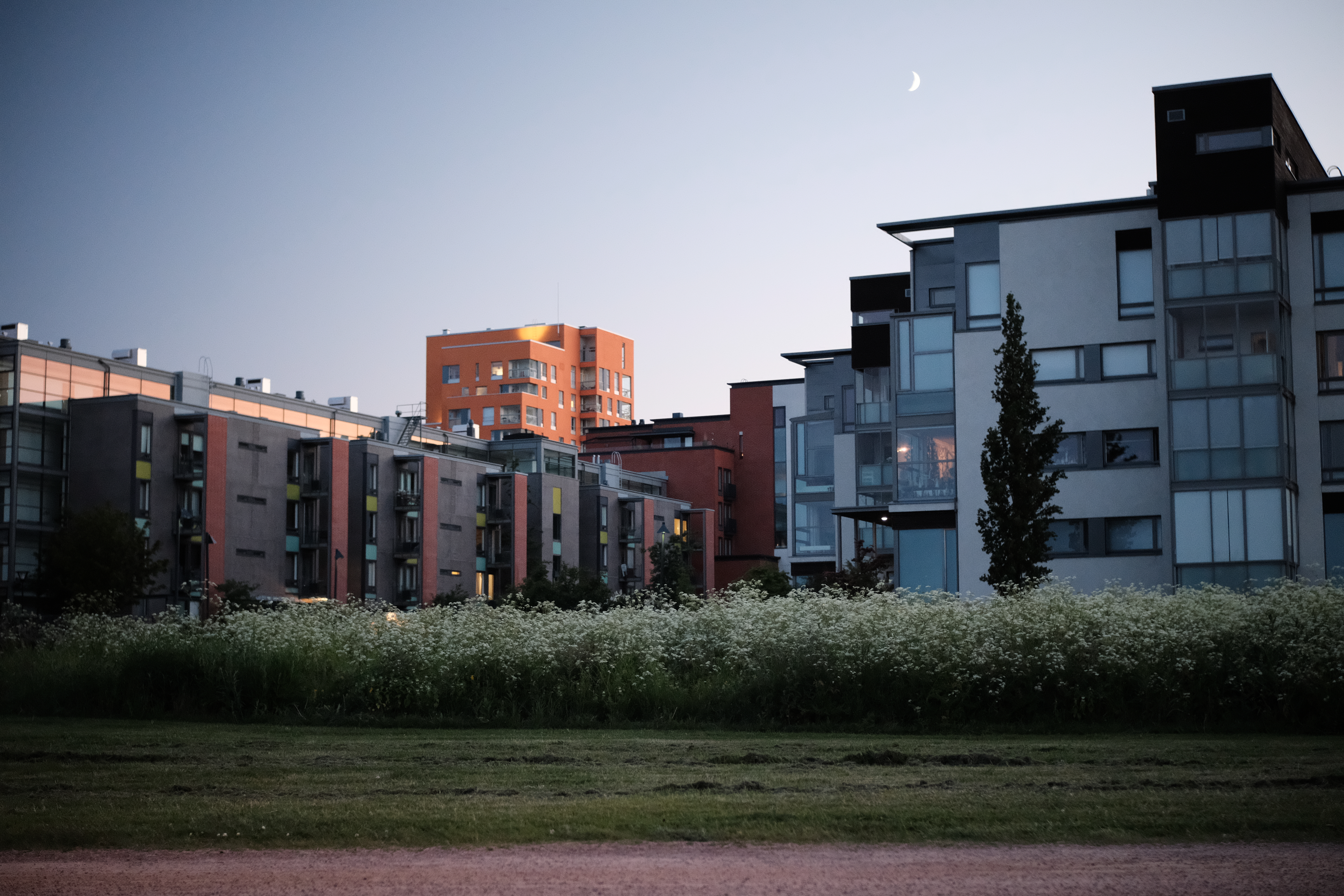 Asunto-osakeyhtiöiden kerrostaloja Helsingin Arabianrannassa kesäkuussa 2021, modernia 2000-luvun rakennuskantaa