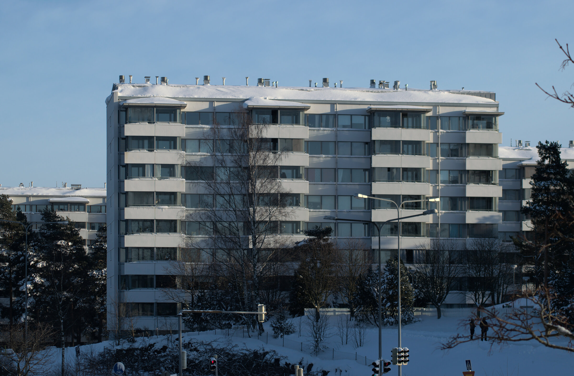 Elementtikerrostalo Kontulankujalla Kontulan lähiössä Itä-Helsingissä