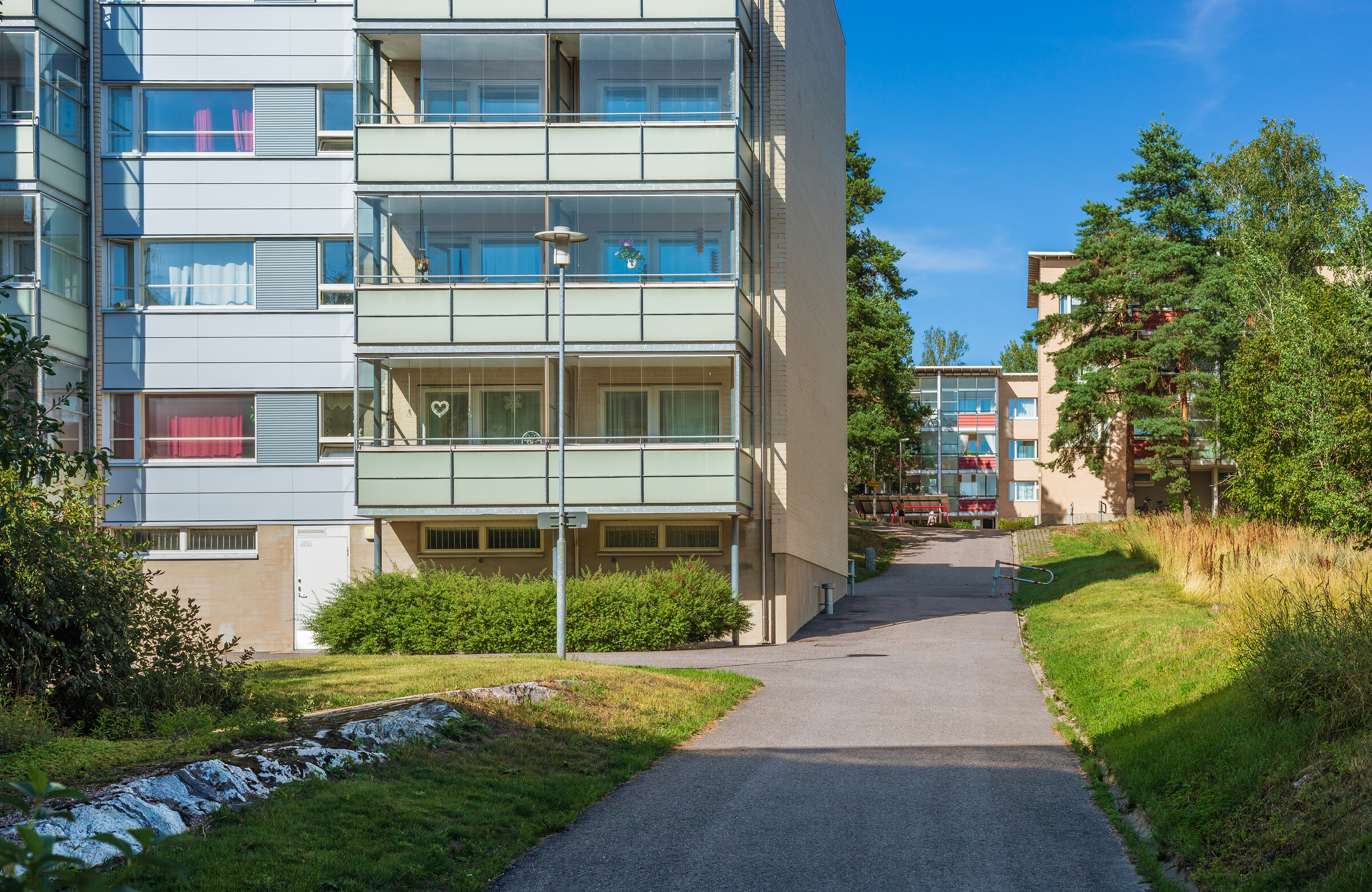 Elementtikerrostaloja Helsingin Jakomäen lähiössä
