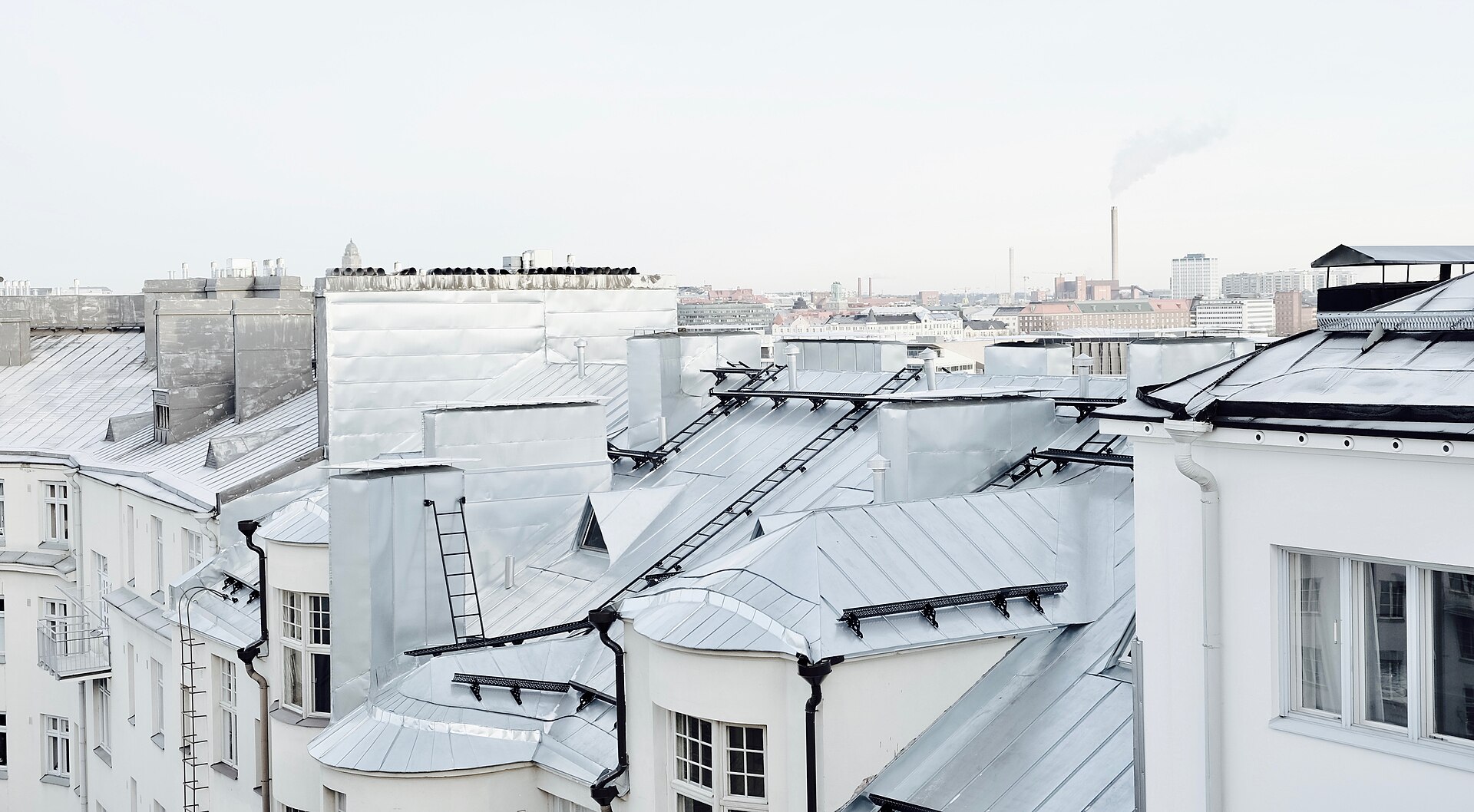 Helsinkiläisten kerrostalojen kattoja ylhäältä kuvattuna