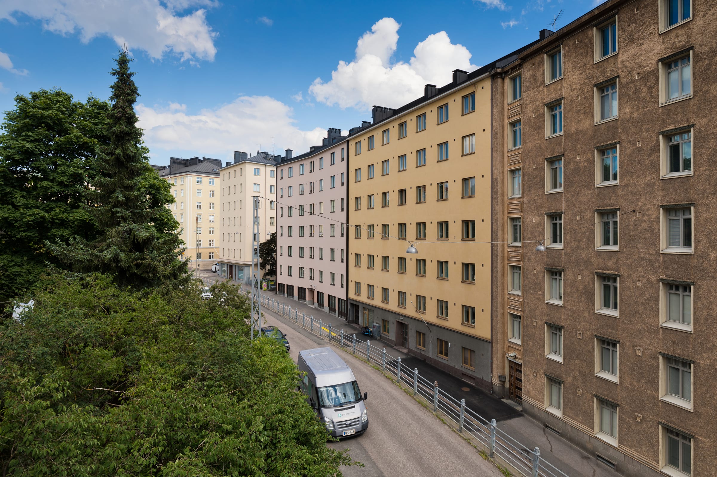 1920-luvun tiilirunkoisia kerrostaloja Pengerkadulla Torkkelinmäessä Kalliossa Helsingissä, sotia edeltävä kerrostalokanta on korjattu jo useaan kertaan