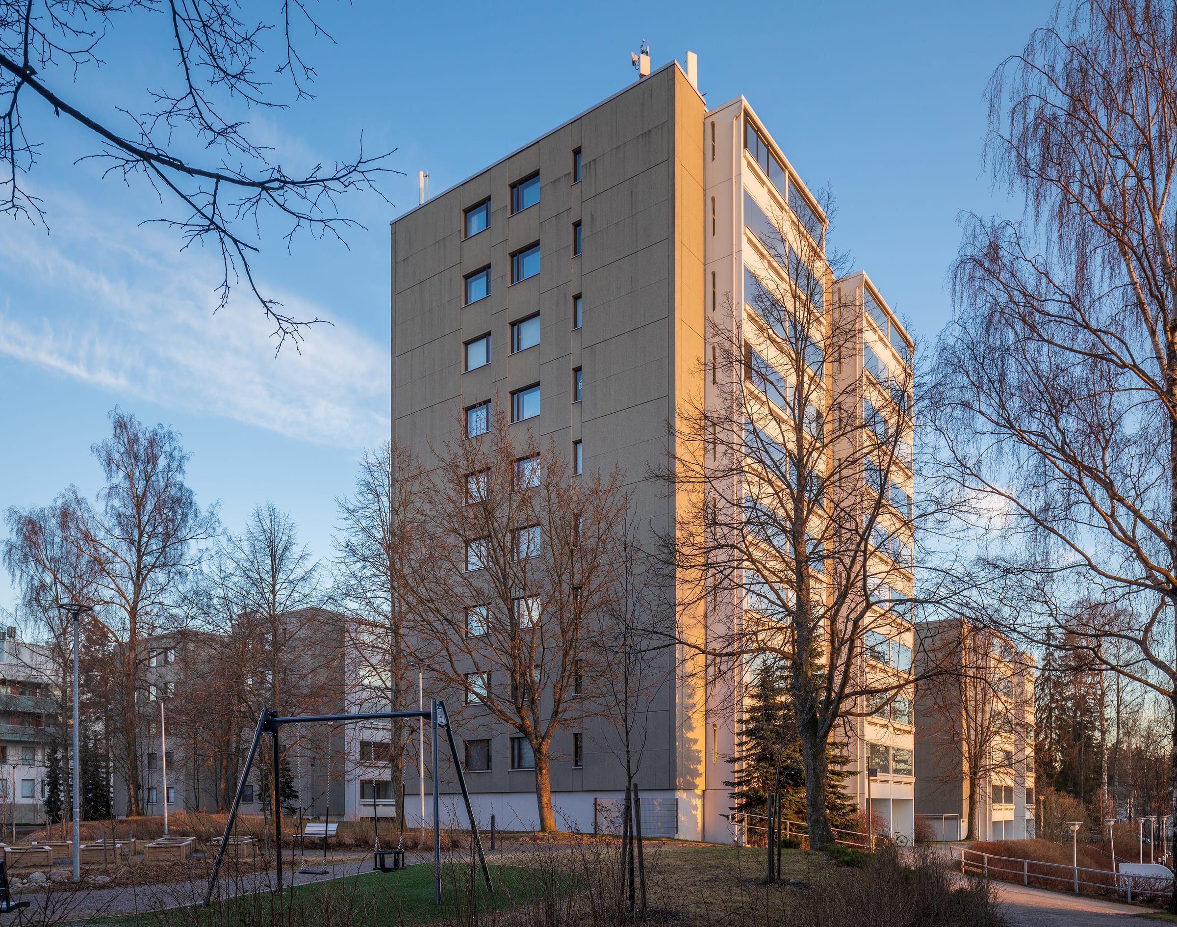 Vuonna 1974 valmistunut elementtikerrostalo Ounasvaarantiellä Mellunmäessä Helsingissä ilta-auringossa, 1970-luku on Suomen kerrostalokannan suurin kohortti
