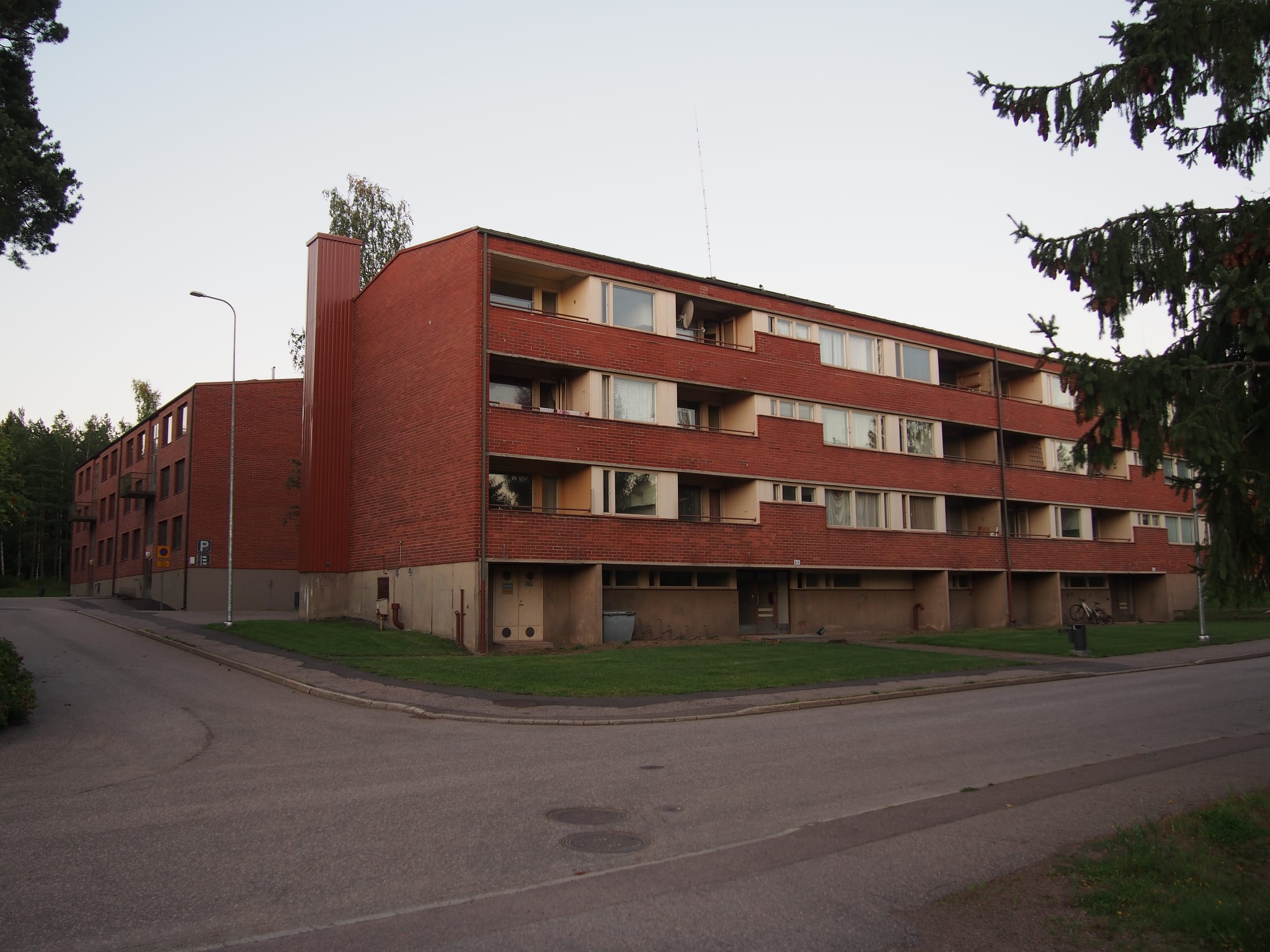Punatiilinen asuinkerrostalo Pahkakadulla Ristinkalliossa Kotkassa