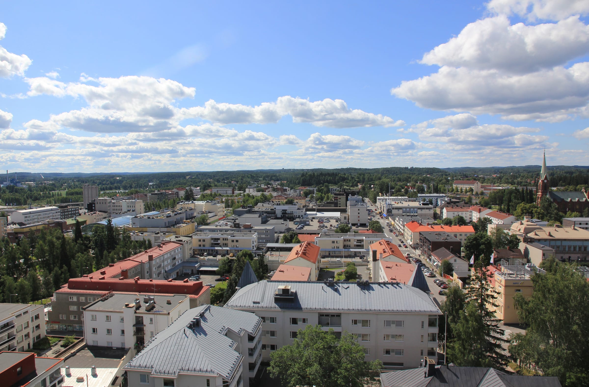 Kerrostaloja Mikkelin keskustassa Naisvuoren vesitornista kuvattuna