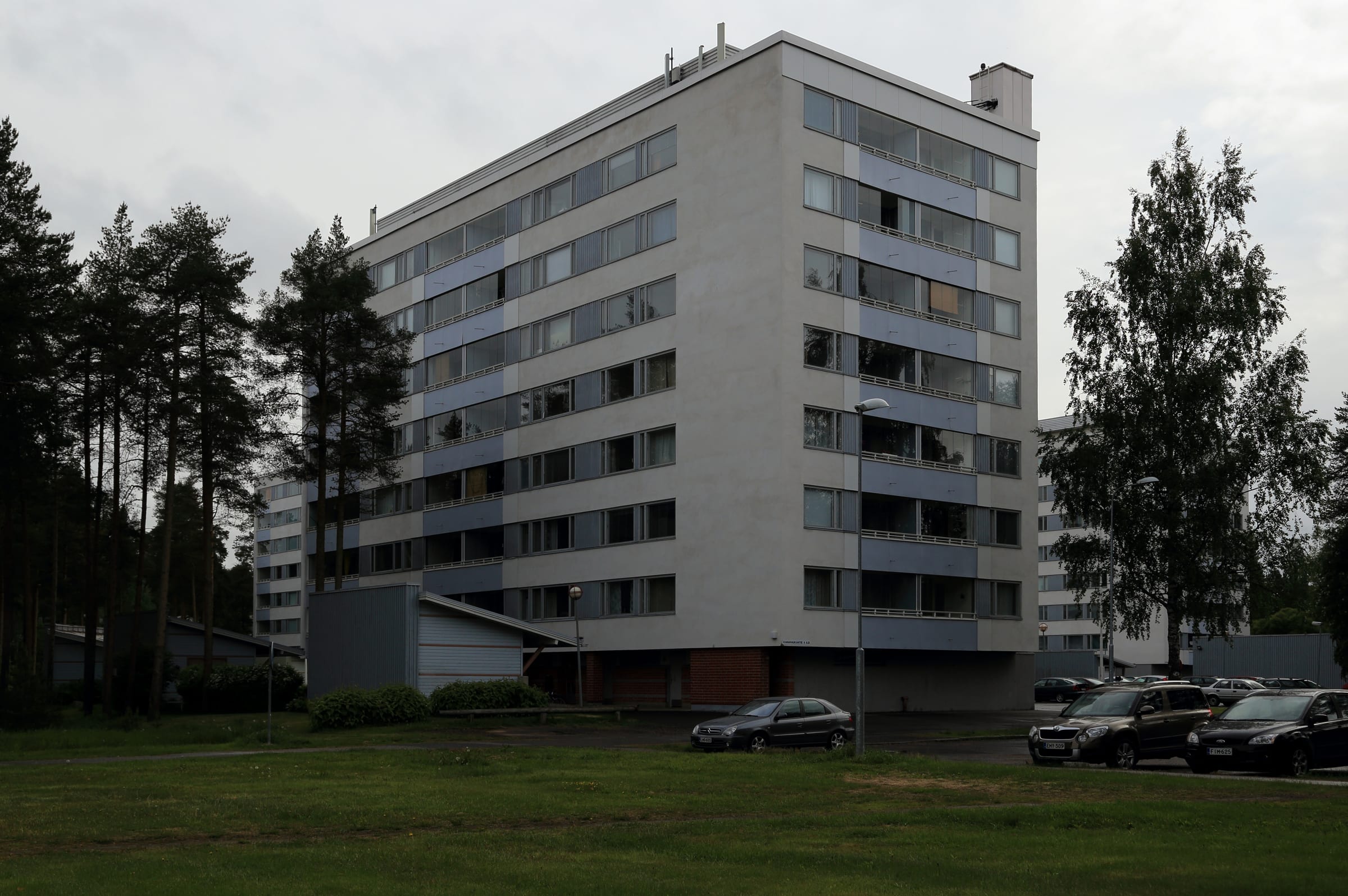 Vuonna 1967 valmistunut asuinkerrostalo Kanahaukantiellä Kaukovainiolla Oulussa