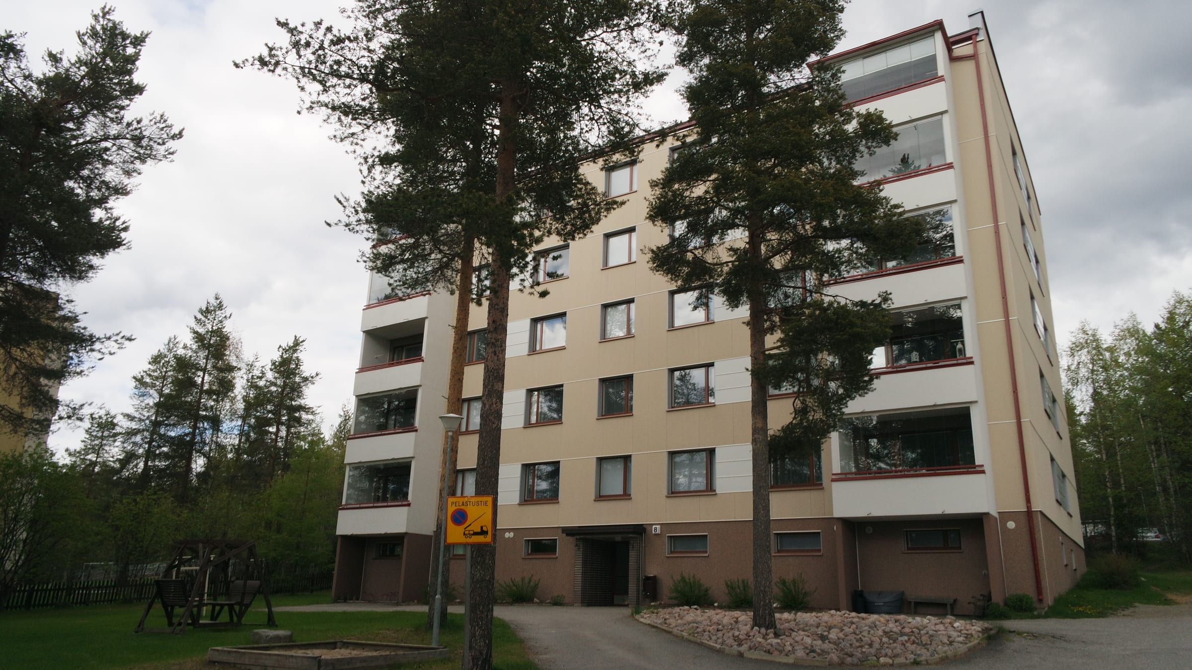 1970-luvun puolivälissä valmistunut kerrostalo Korkalovaarassa Rovaniemellä