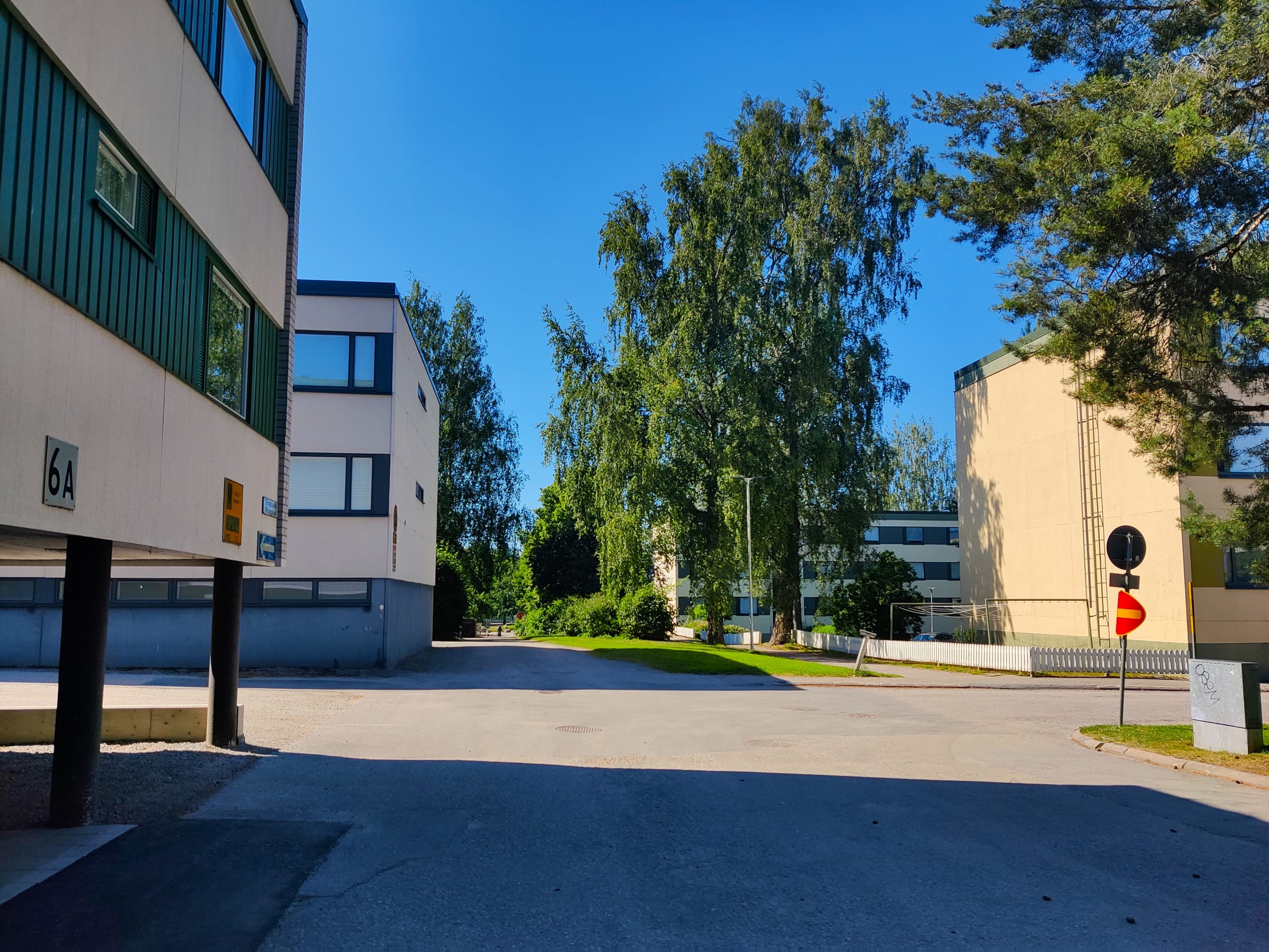 1960- ja 1970-luvuilla rakennettuja matalia kerrostaloja Pärnunkadulla Suvilahdessa Vaasassa