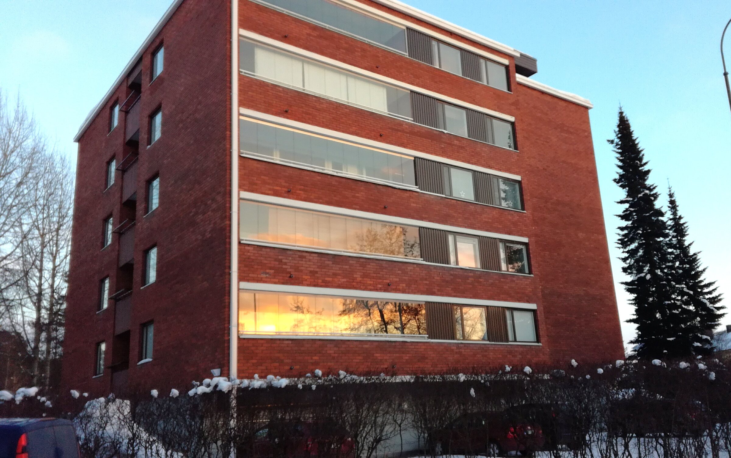 Vuonna 1968 valmistunut punatiilinen pieni kerrostalo Mäki-Matissa Jyväskylässä, laskeva aurinko heijastuu ikkunoista