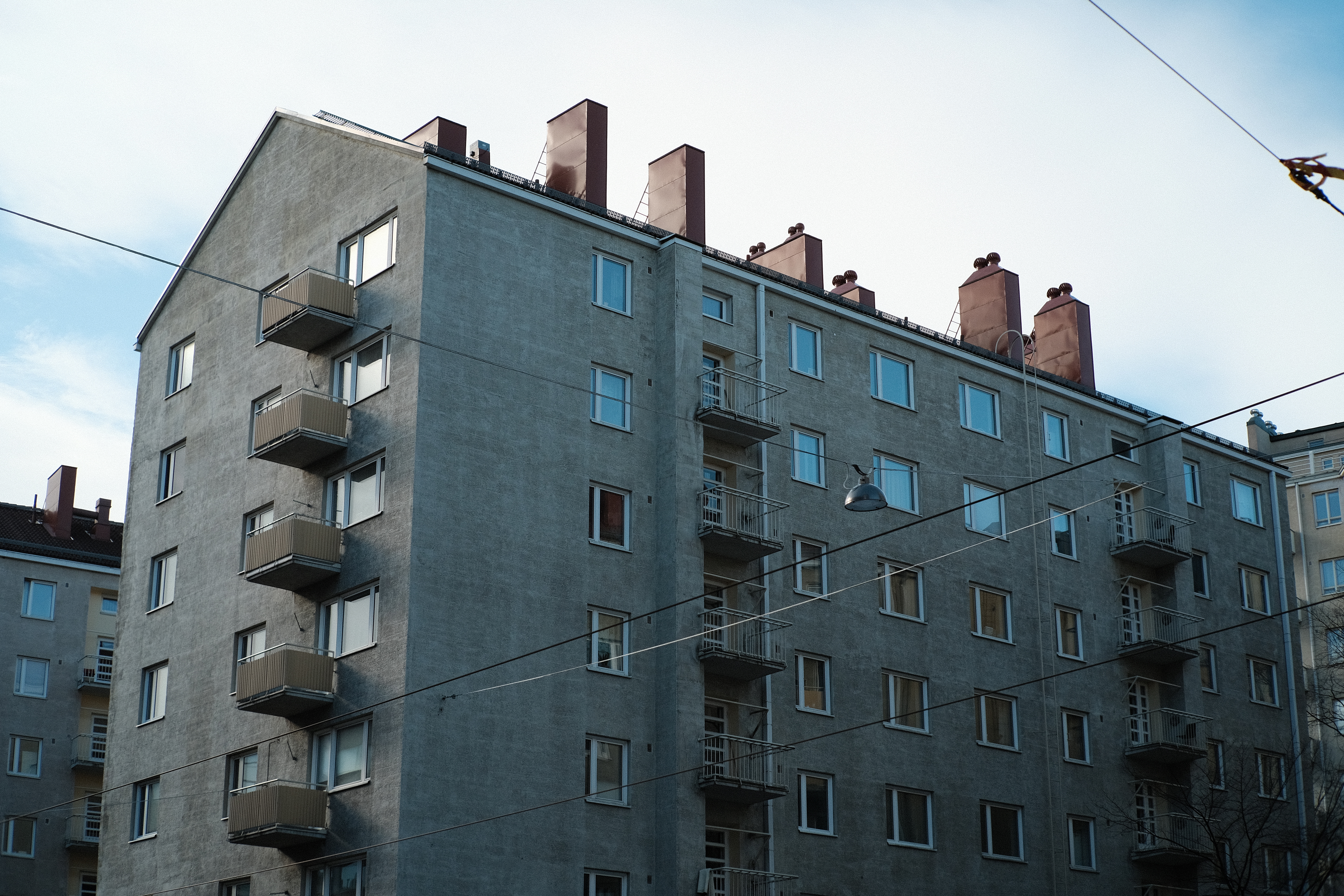 Punatiilinen kerrostalo Hämeentien varrella Kalliossa, helsinkiläinen taloyhtiö jonka kymmenen vuoden korjaussuunnitelma rakentuu pitkän tähtäimen suunnitelman pohjalle