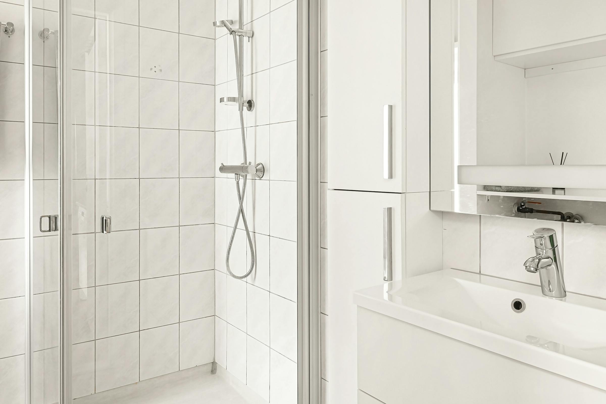 Moderni valkoinen kylpyhuone minimalistisilla kalusteilla
