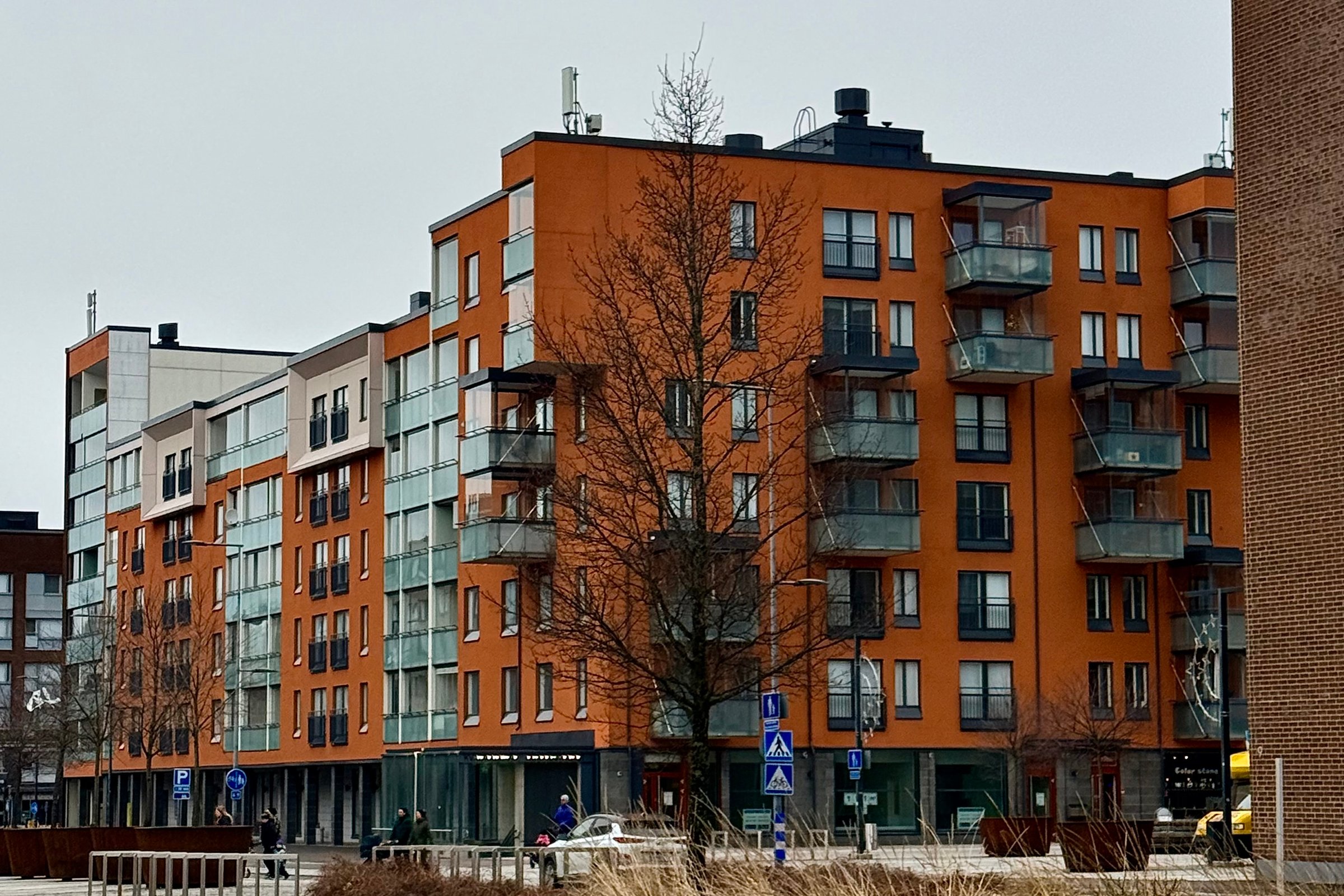 Moderneja kerrostaloja Vantaalla oranssilla julkisivulla