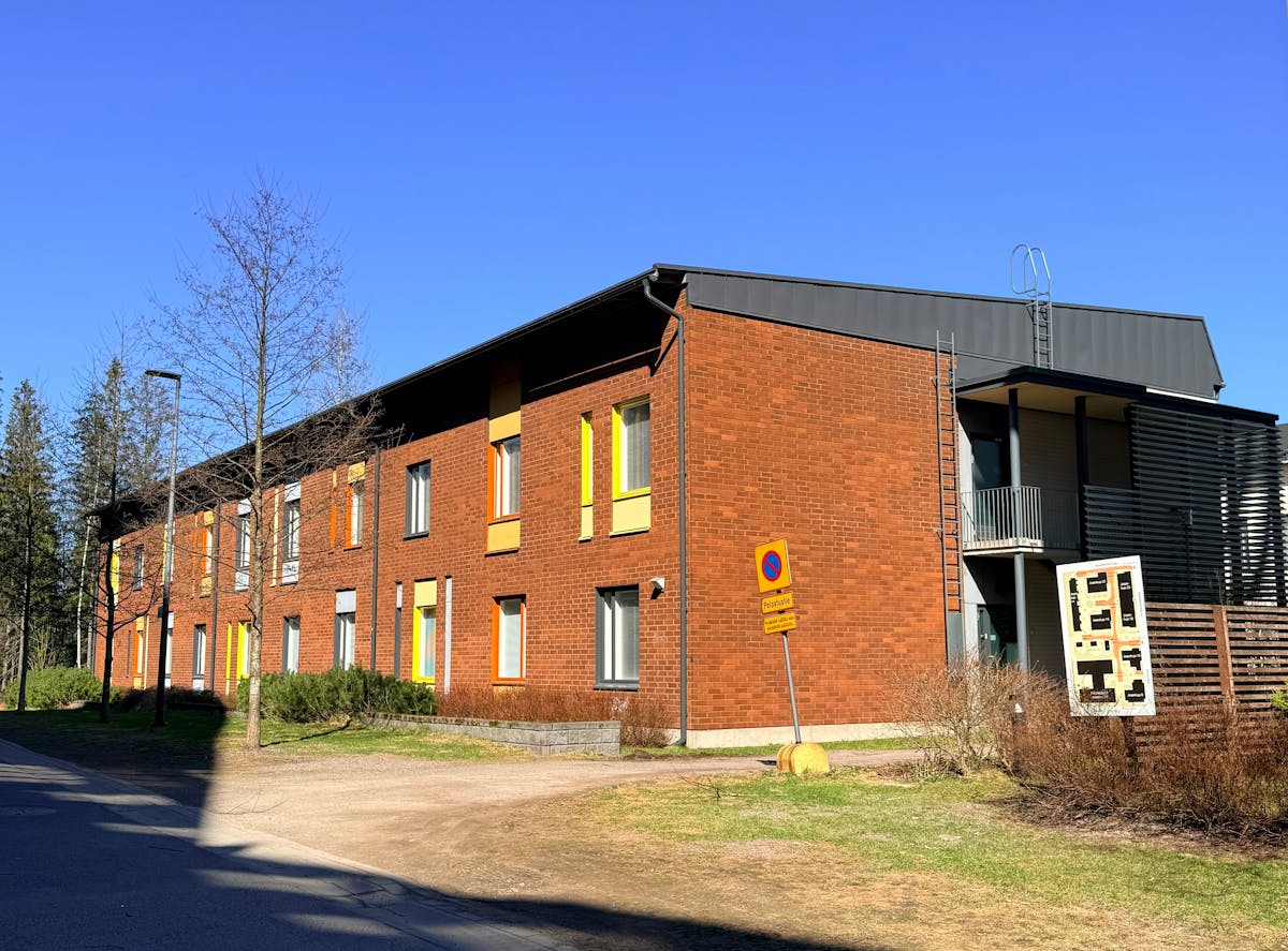 Punainen tiilikerrostalo Vantaalla