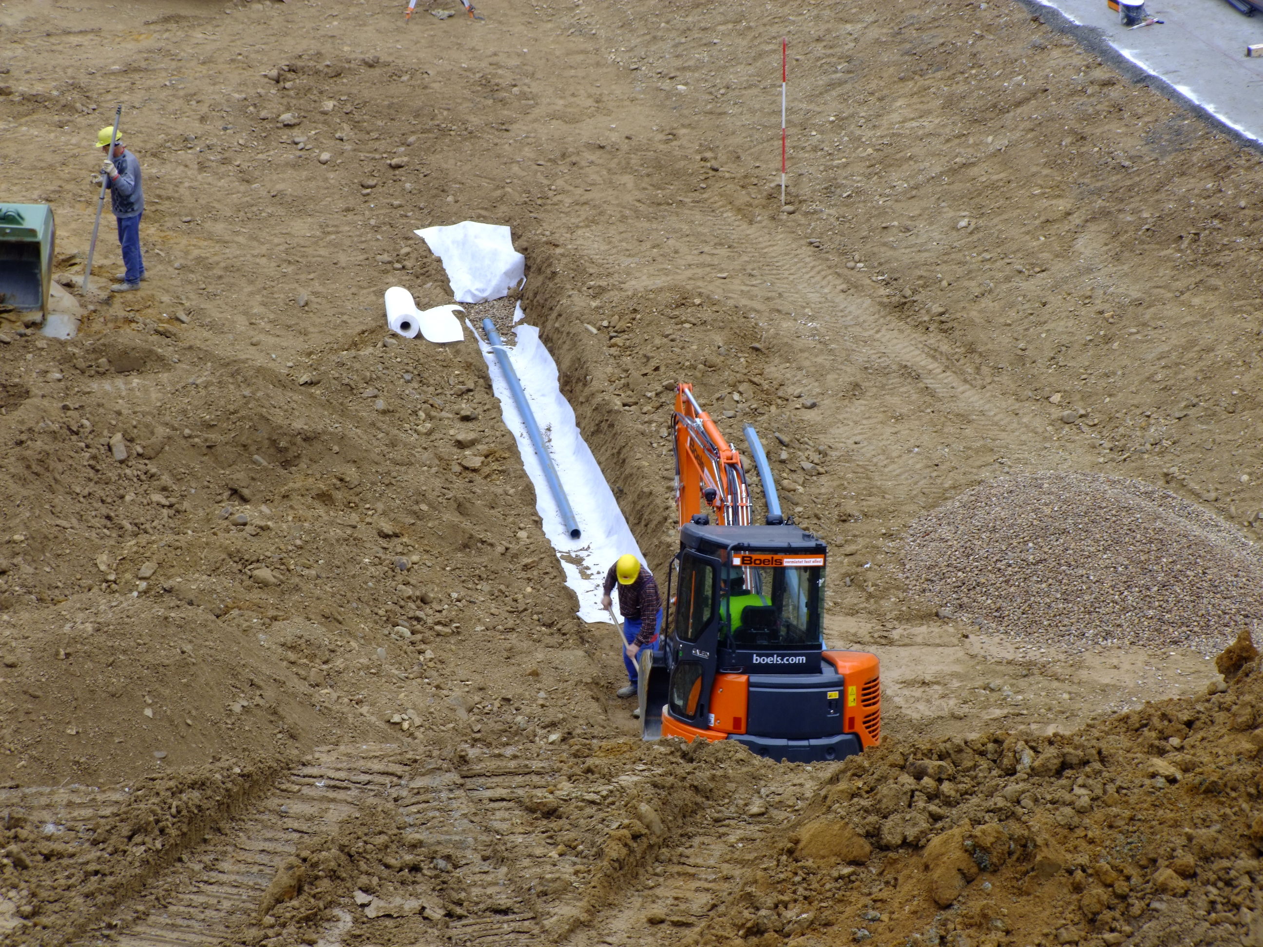 Pohjarakennuksen salaojituksen asennus työmaalla, havainnekuva sokkelin viereisestä salaojakaivannosta