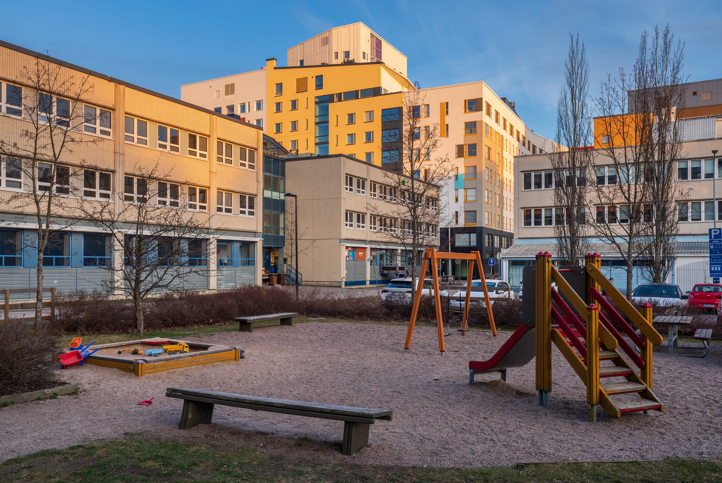 Tyhjä leikkipaikka kerrostaloyhtiön pihalla Vantaan Myyrmäessä.