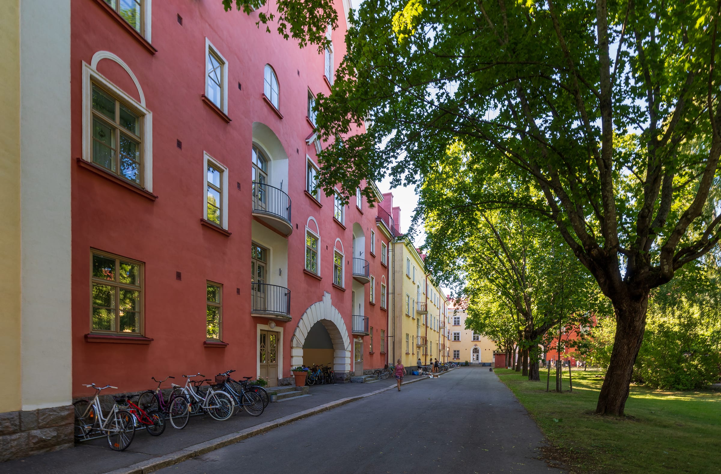 Kerrostalokorttelin yhteinen sisäpiha Helsingin Vallilassa kesällä.