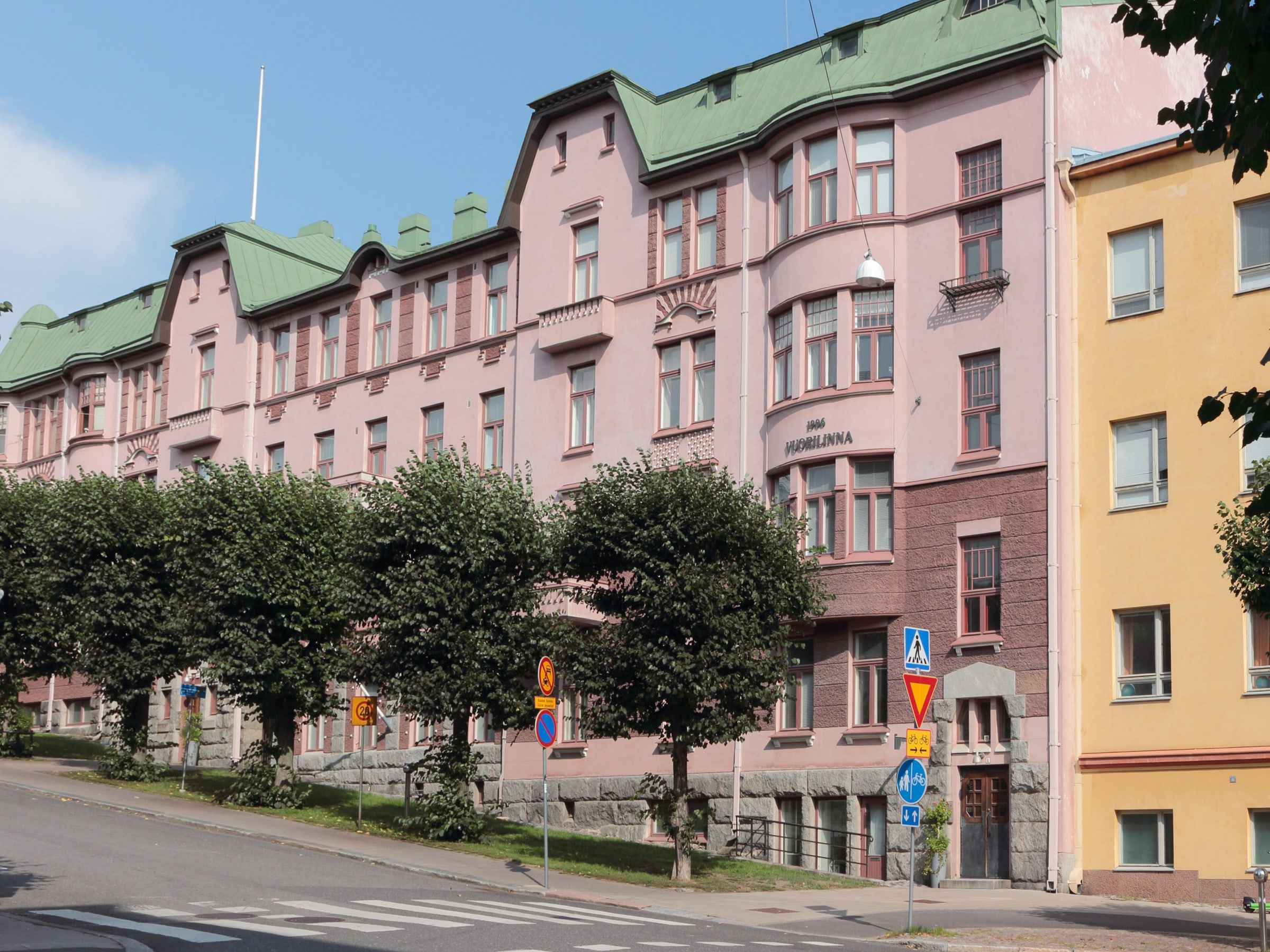 Vuorilinnan vaaleanpunainen jugendjulkisivu Turun Aurakadulla. Toimintakertomus esitellään osakkaille varsinaisessa yhtiökokouksessa.
