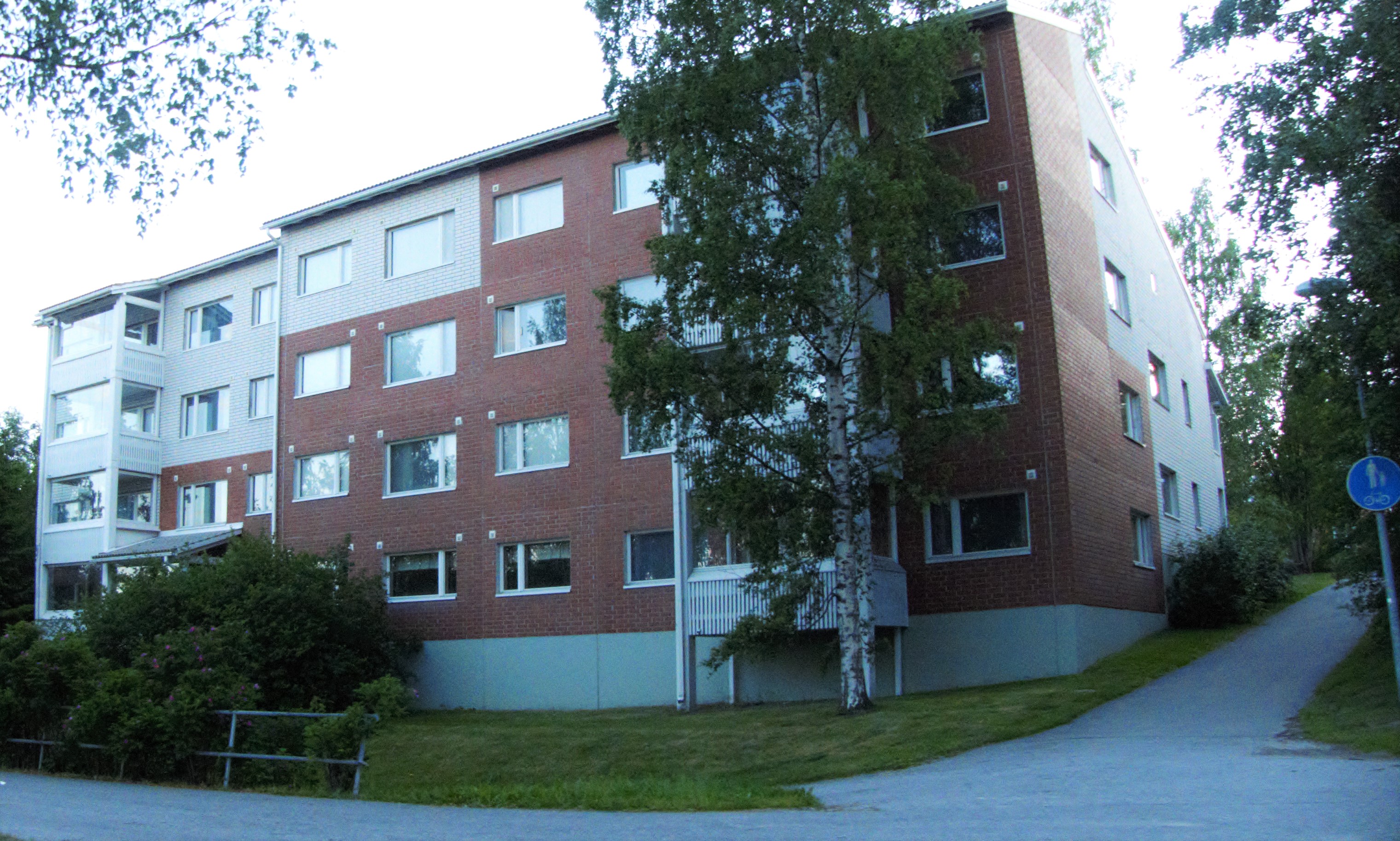 Suomalaisia väestönsuojelujulisteita Helsingin väestönsuojelumuseon näyttelyssä