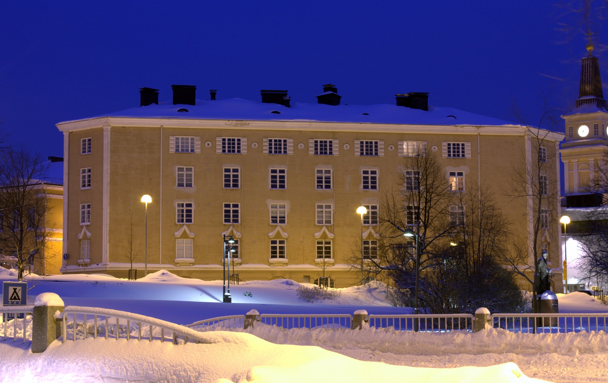 Kolmiotalo Oulussa sinisen hetken aikaan talvella. Väestönsuoja sijaitsee kerrostalossa yleensä kellarikerroksessa.