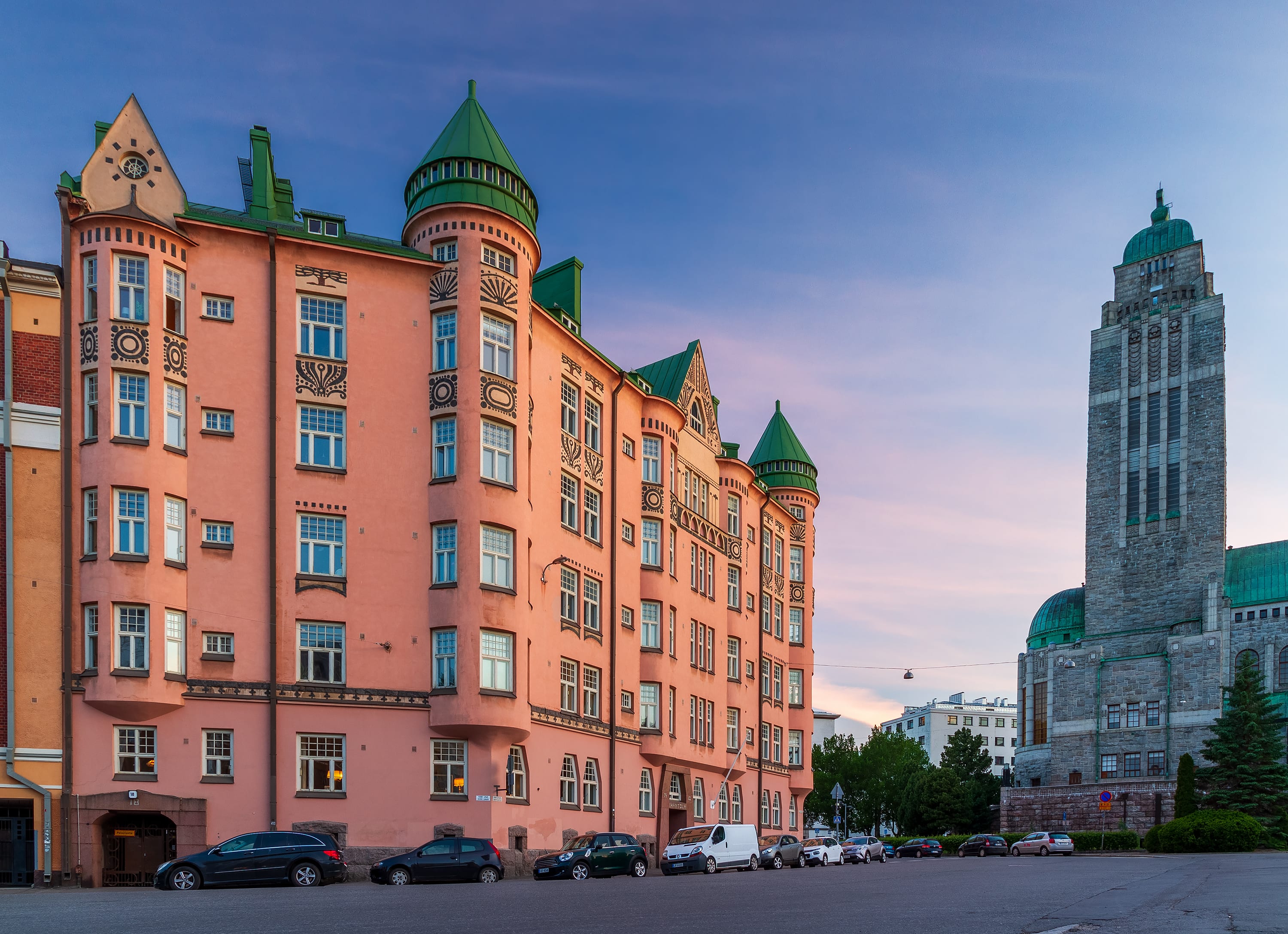 Jugendtalo Ihantola ja Kallion kirkon torni Helsingissä kesäisen illan valossa